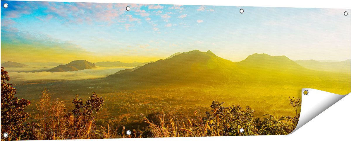 Gards Tuinposter Bergen met Mist in Thailand - 150x50 cm - Tuindoek - Tuindecoratie - Wanddecoratie buiten - Tuinschilderij Multikleur