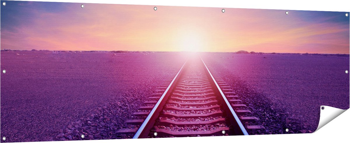 Gards Tuinposter Rails Spoorweg in de Woestijn bij Zonondergang - 210x70 cm - Tuindoek - Tuindecoratie - Wanddecoratie buiten - Tuinschilderij Multikleur