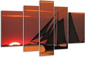 Glasschilderij Zeilboot - Rood, Oranje, Zwart - 170x100cm 5Luik - Foto Op Glas - Geen Acrylglas Schilderij - 6000+ Glasschilderijen Collectie - Wanddecoratie