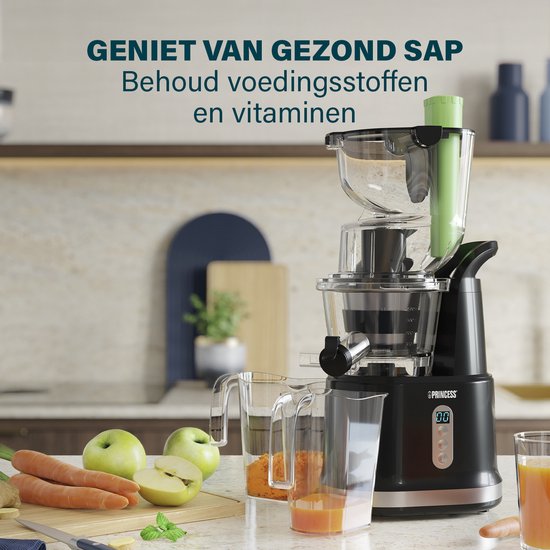 Princess slowjuicer in keuken met vers sap. Met appels, wortels, kiwi's en gember op het aanrecht. De kan bevat vers sap.