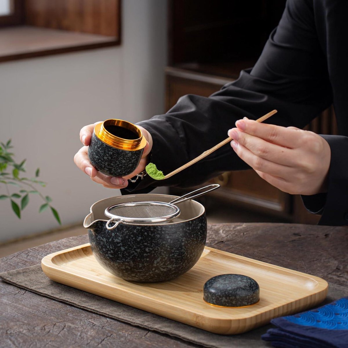 Ensemble de 8 pièces à matcha rose - Bol à matcha en céramique, fouet à matcha avec breloque Sakura - Kit complet à matcha japonais avec fouet, cuillère, tamis et chiffon