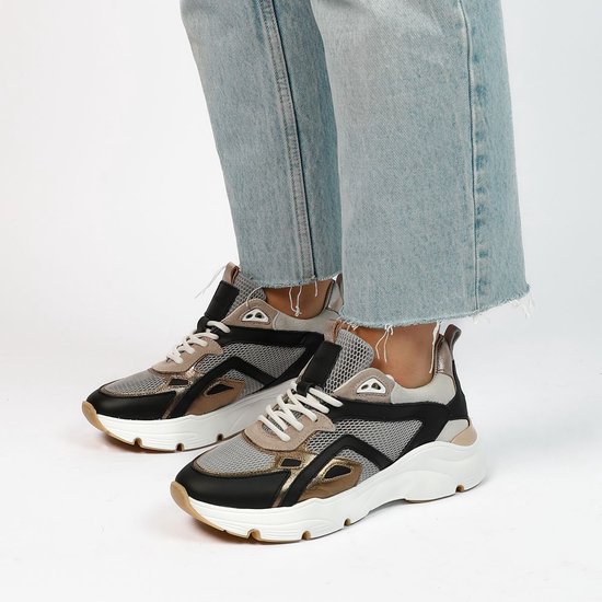 Manfield - Femme - Baskets en cuir noir avec détails en mesh - Taille 39