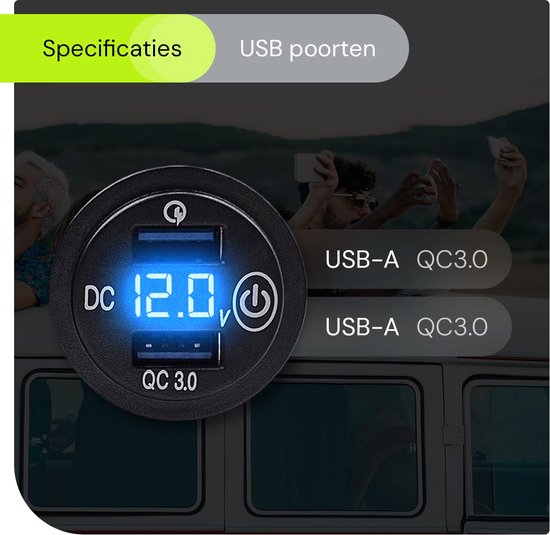 Zwarte dubbele USB-poort met blauwe digitale display toont 12.0V en QC 3.0, met mensen op de achtergrond.