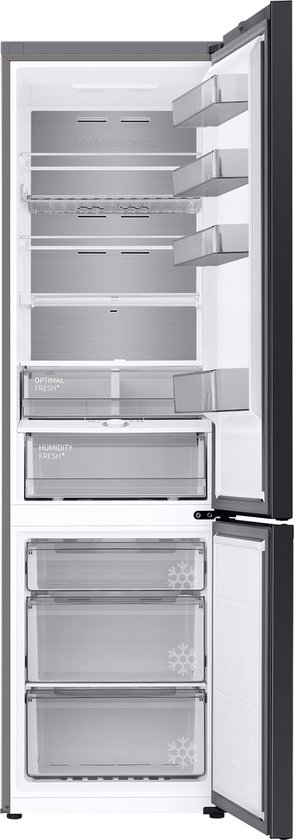 Zwarte Samsung koelkast met de koel- en vriesdeuren geopend. De binnenkant toont diverse vakken, planken en lades voor voedselopslag.