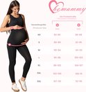 Zwanger model in zwarte kleding, wijzend naar maattabel. 'Be mammy' logo bovenin.