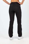 Achterkant van een zwarte sportbroek met ritsen aan de zijkant.