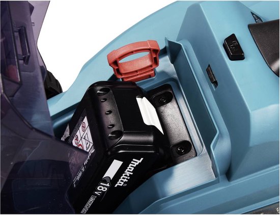 Turquoise grasmaaier met een 18V Makita accu in het batterijcompartiment.