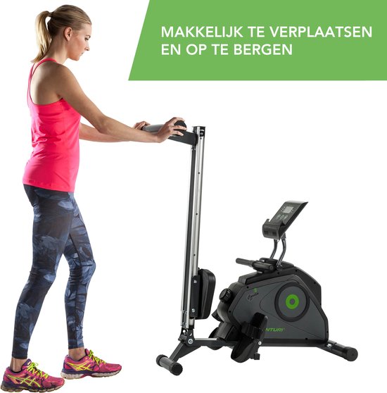 Vrouw duwt de verticale roeitrainer, die makkelijk te verplaatsen is.