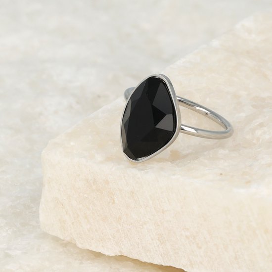 Zilverkleurige ring met een grote, facetgeslepen zwarte glassteen in een druppelvorm.