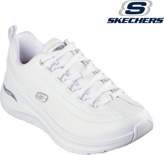 Witte Skechers Arch Fit dames sneaker met veters, logo's en gebogen zool.