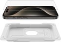 iPhone 15 Pro in donkergrijs, met glazen screenprotector en installatiehouder.