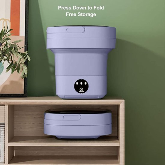 Mini-lave-linge pliable violet sur une étagère, et un exemplaire plié dans une armoire.