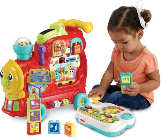 Rode VTech trein met kleuter die ermee speelt, interactieve knoppen, blokken en dieren.
