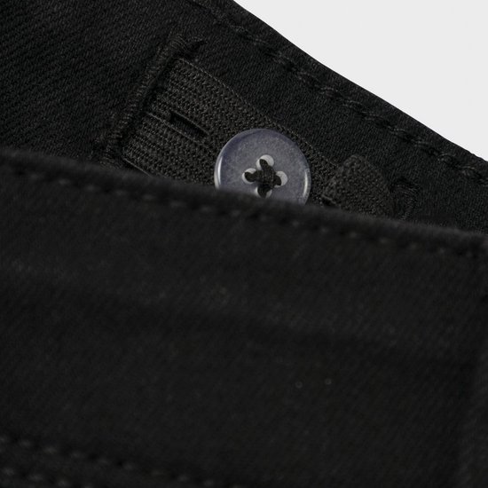 Sluiting van zwarte jeans met verstelbare knopen aan de binnenkant.