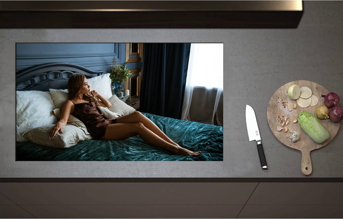 Inductieplaat Beschermer - Chique Vrouw in Satijnen Bruine Jurk op Bed - 90x52 cm - 2 mm Dik - Inductie Beschermer - Bescherming Inductiekookplaat - Kookplaat Beschermer van Wit Vinyl