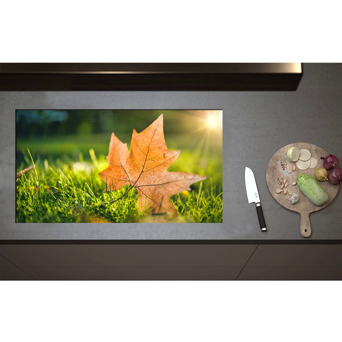 Inductieplaat Beschermer - Bruin Herfstblad op Groen Gras met Zonnestraal - 90x50 cm - 2 mm Dik - Inductie Beschermer - Bescherming Inductiekookplaat - Kookplaat Beschermer van Wit Vinyl