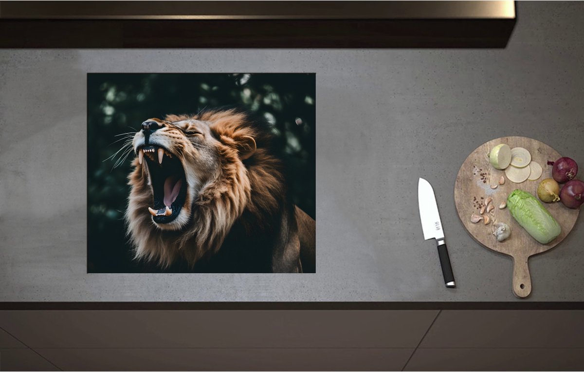 Inductieplaat Beschermer - Brullende Mannetjes Leeuw in Donkergroen Bos - 59x52 cm - 2 mm Dik - Inductie Beschermer - Bescherming Inductiekookplaat - Kookplaat Beschermer van Zwart Vinyl