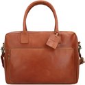 Bruine leren laptoptas met label, voorvak, draaghengsels en een schouderband.