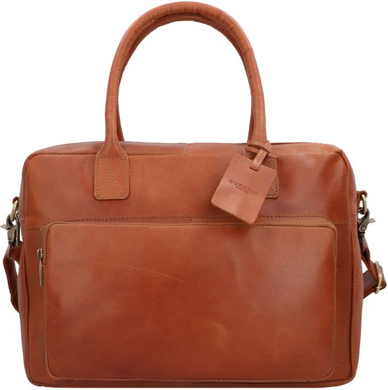 Bruine leren laptoptas met label, voorvak, draaghengsels en een schouderband.