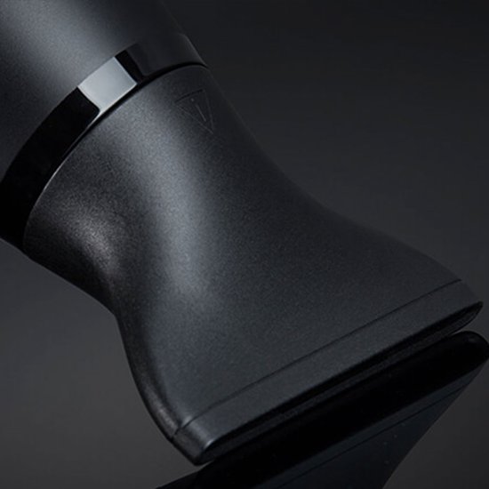 Detail van de zwarte ghd haardroger mond, met een platte tuit.