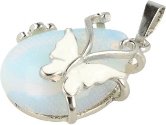 Pendentif argenté avec une pierre ovale en opale et un papillon blanc.