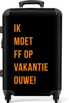 NoBoringSuitcases.com - Grote koffer met quote Ik moet ff op vakantie ouwe! - Oranje en zwart - Reiskoffer met 4 wielen - Trolley op wieltjes - Rolkoffer groot - Bagagekoffer - 60 liter - Ruimbagage valies 20kg - Valiezen voor volwassenen