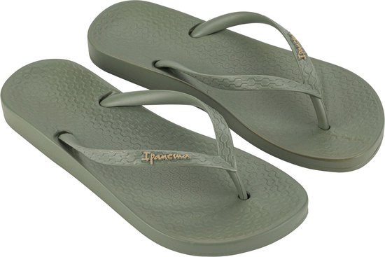 Een paar donkergroene Ipanema teenslippers, met textuur op de zool en bandjes.