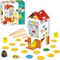 Kippenhok spel met gele kuikens en een zwarte kip, omringd door eivormige tegels op een houten ondergrond.