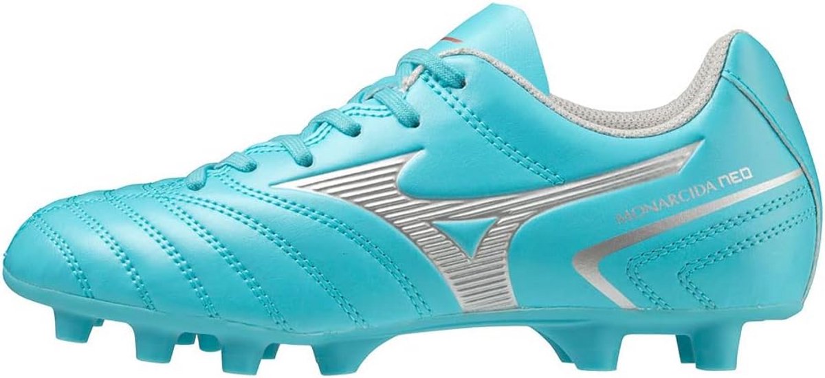 Lichte, turquoise voetbalschoenen met schroefnoppen en brede pasvorm voor comfort en grip.