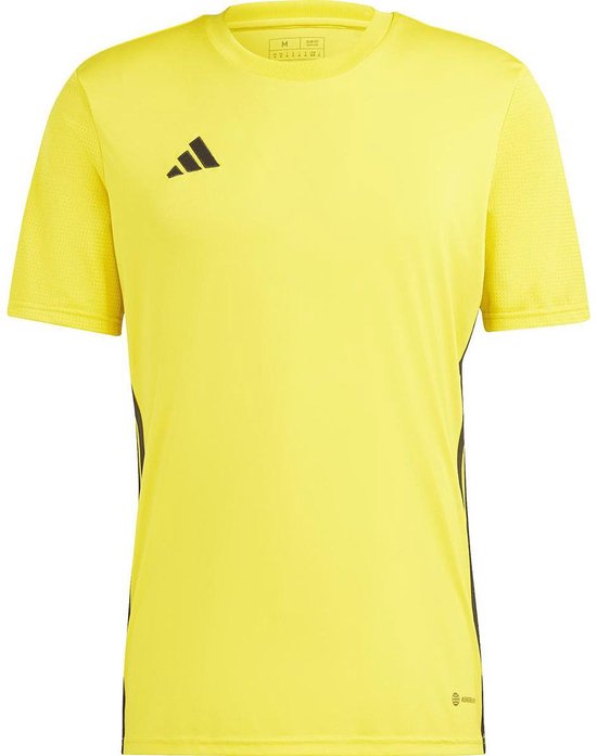 Gele Adidas sportshirt met korte mouwen, zwart Adidas logo op linkerborst en zwarte strepen aan de zijkant.