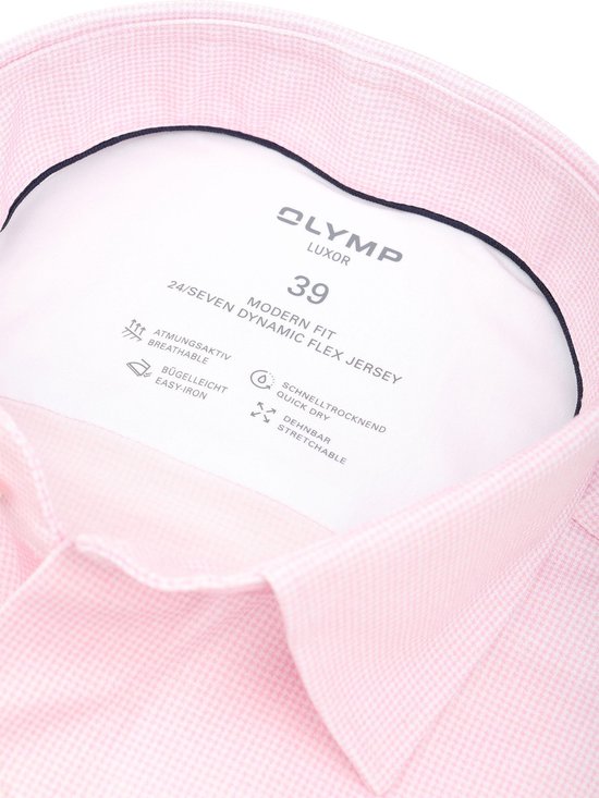 Labeldetail van lichtroze overhemd met pied-de-poule patroon. OLYMP LUXOR, maat 39, Modern Fit, Dynamic Flex Jersey.