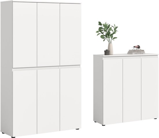 Twee witte kasten, een hoge en een lage, met decoratie op de lage kast.