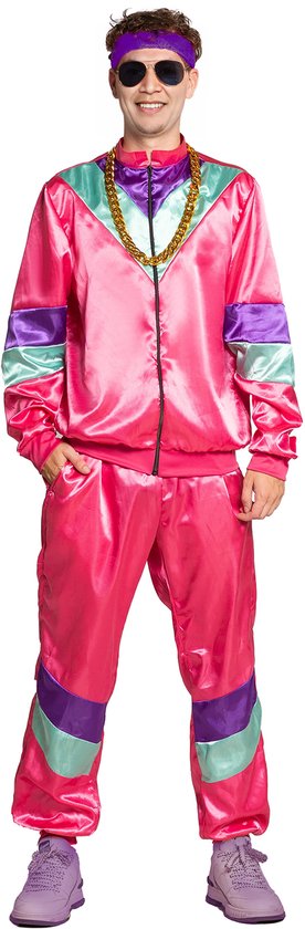Man in roze trainingspak, jaren 80 stijl, met paarse hoofdband en zonnebril.