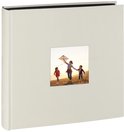 Crèmekleurig fotoalbum met een vierkante foto van een vrouw die met twee kinderen een vlieger oplaat bij zonsondergang.