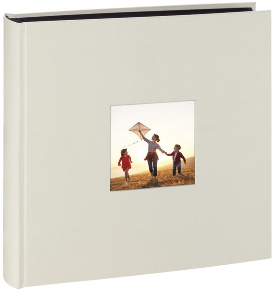 Crèmekleurig fotoalbum met een vierkante foto van een vrouw die met twee kinderen een vlieger oplaat bij zonsondergang.
