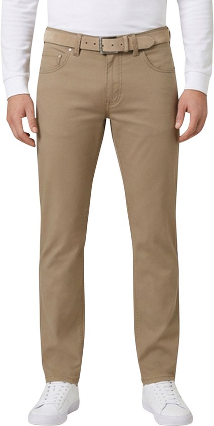 Man in camelbruine Gardeur jeans met riem en witte sneakers.