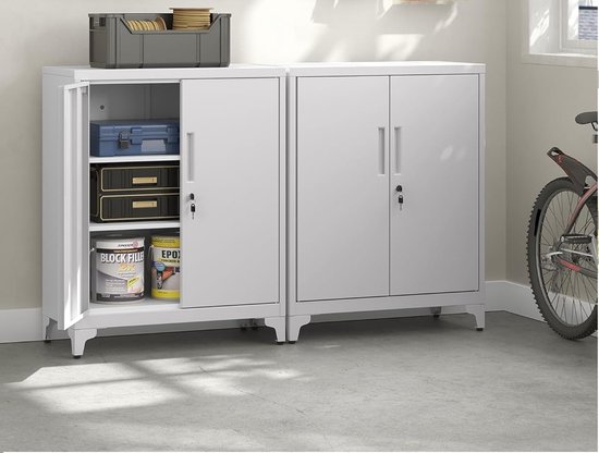 Twee witte metalen archiefkasten, links met open deur en opbergbakken, rechts gesloten. Naast een fiets.