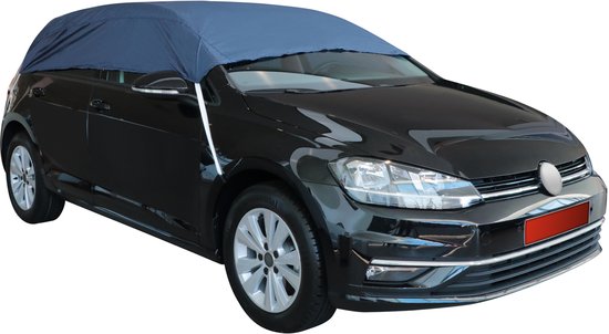 Zwarte hatchback met blauwe autoverdekking, geïsoleerd op een witte achtergrond.
