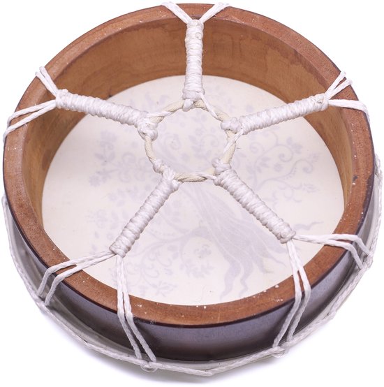 Een houten trommel van bovenaf, met touwen en een subtiel bloempatroon op de huid.