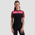 Model draagt een zwart fietsshirt met bordeauxrode en roze vlakken. Korte mouwen, ritssluiting.