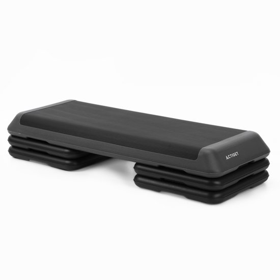 Zwarte Actiget aerobic stepper met ribbelstructuur en verstelbare poten.
