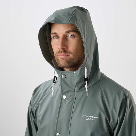 Close-up van een man met capuchon van groene regenjas met trekkoord en logo.