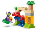 LEGO Duplo speelset met een rode en blauwe dinosaurus, groene goblin en een fort. De goblin gooit met water.