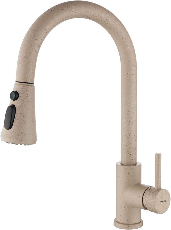 Beige keukenkraan met gebogen uittrekbare sproeier, aan de muur gemonteerd.