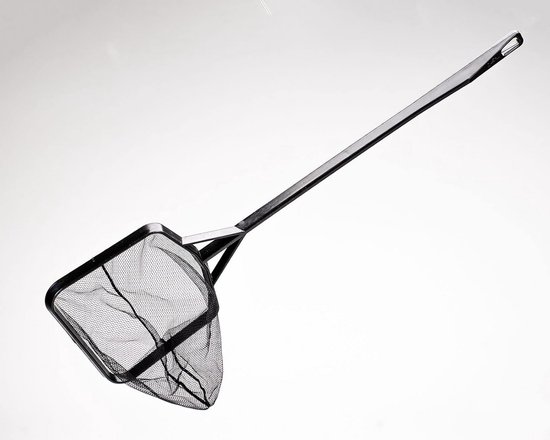 Een groot aquarium schepnet met een zwart gaas en een lange, zwarte steel.
