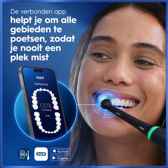 Vrouw poetst tanden met zwarte Oral-B iO tandenborstel. De Oral-B app toont 100% dekking.