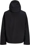 Achterkant van een zwarte softshell jas met capuchon.