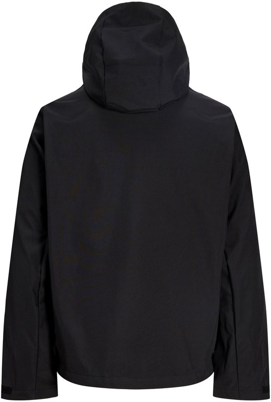 Achterkant van een zwarte softshell jas met capuchon.