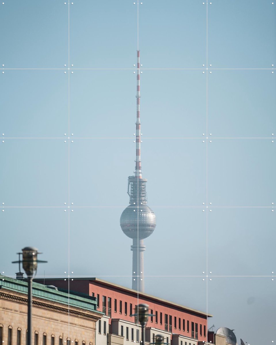 IXXI Fernsehturm, Teun de Leede & Kunst in Kaart - 80 x 100 cm - Gratis ophangtool - Grote wanddecoratie en posters - Fotografie, Woonkamer, Gebouwen