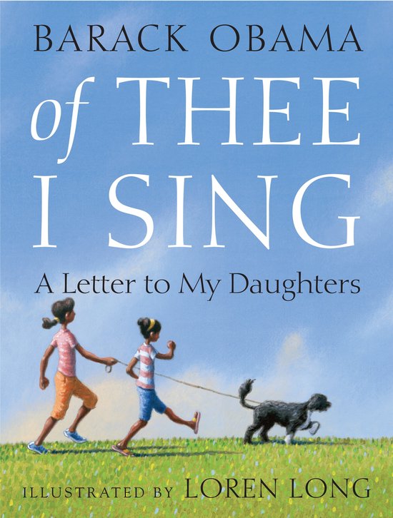 Livre 'Of Thee I Sing' par Barack Obama. Deux filles et un chien marchent sur un champ d'herbe sous un ciel bleu.